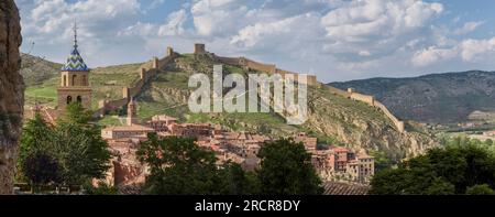 Ville médiévale avec un système défensif composé d'un château, des murs et diverses tours dans la Sierra de Albarracín, Teruel, Aragon, Espagne, Europe Banque D'Images