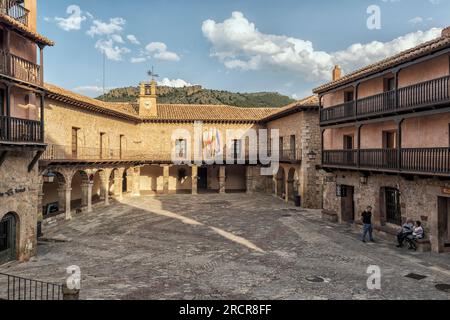 Albarracín place principale pavée, entourée de bâtiments médiévaux tels que l'hôtel de ville du 14e siècle. Teruel, Aragon, Espagne, Europe Banque D'Images