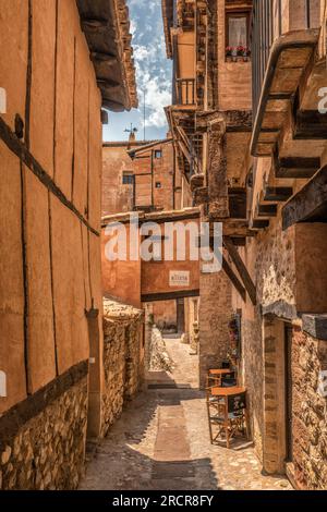 Calle del Postigo, avec son passage particulier et typique volé, centre historique de Albarracín, plus belle ville d'Espagne, Teruel, Aragon, Europe Banque D'Images