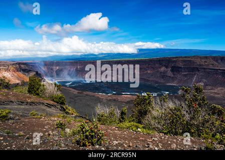 Cratère Kilauea et pentes du volcan Mauna Loa Banque D'Images