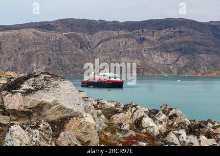 Hurtigruten à propulsion hybride MS Fridtjof Nansen navire de croisière d'expédition à Kvanefjord, Groenland en juillet - navire Hurtigruten Banque D'Images