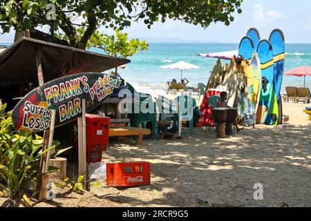 Bali, Indonésie, Seminyak - 06 octobre 2013 : sur la photo, le bar est fermé pendant la journée, les chaises sont pliées. Un signe l'indique. C'est localiser Banque D'Images