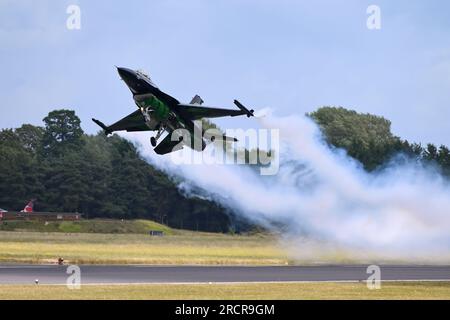 RAF Fairford, Gloucestershire le samedi 15 juillet 2023. General Dynamics F-16AM Fighting Falcon - F-16 Solo Display - Belgium Air Component décolle lors du Royal International Air Tattoo à RAF Fairford, Gloucestershire, le samedi 15 juillet 2023. (Photo : Jon Hobley | MI News) crédit : MI News & Sport / Alamy Live News Banque D'Images