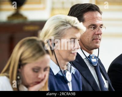 TUNIS - le Premier ministre sortant Mark Rutte, le président de la Commission européenne Ursela Von der Leyen et le Premier ministre italien Giorgia Meloni lors d'une réunion avec le président tunisien Kais Saied. Au cours de la visite, un accord migratoire entre l'Union européenne et la Tunisie est discuté. ANP FREEK VAN DEN BERGH netherlands Out - belgique Out Banque D'Images