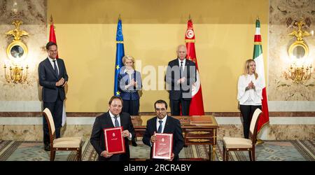 TUNIS - le Premier ministre sortant Mark Rutte, le président de la Commission européenne Ursela Von der Leyen et le Premier ministre italien Giorgia Meloni lors d'une réunion avec le président tunisien Kais Saied. Au cours de la visite, un accord migratoire entre l'Union européenne et la Tunisie est discuté. ANP FREEK VAN DEN BERGH netherlands Out - belgique Out Banque D'Images