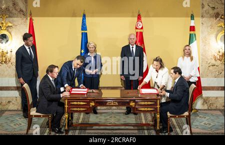 TUNIS - le Premier ministre sortant Mark Rutte, le président de la Commission européenne Ursela Von der Leyen et le Premier ministre italien Giorgia Meloni lors d'une réunion avec le président tunisien Kais Saied. Au cours de la visite, un accord migratoire entre l'Union européenne et la Tunisie est discuté. ANP FREEK VAN DEN BERGH netherlands Out - belgique Out Banque D'Images