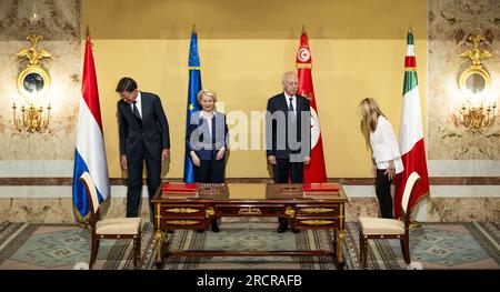 TUNIS - le Premier ministre sortant Mark Rutte, le président de la Commission européenne Ursela Von der Leyen et le Premier ministre italien Giorgia Meloni lors d'une réunion avec le président tunisien Kais Saied. Au cours de la visite, un accord migratoire entre l'Union européenne et la Tunisie est discuté. ANP FREEK VAN DEN BERGH netherlands Out - belgique Out Banque D'Images