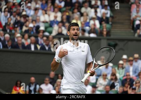 Londres, Royaume-Uni. 16 juillet 2023 ; All England Lawn tennis and Croquet Club, Londres, Angleterre : Tournoi de tennis de Wimbledon ; finale des simples hommes sur le court central Novak Djokovic contre Carlos Alcaraz ; crédit : action plus Sports Images/Alamy Live News Banque D'Images