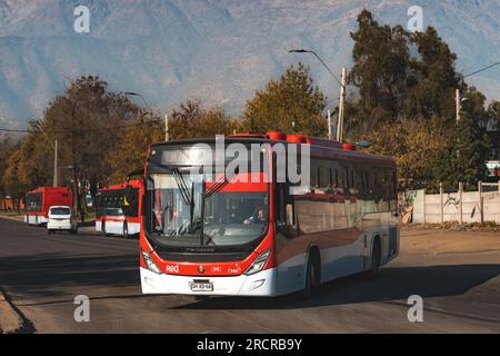 Santiago, Chili - Mai 08 2023 : un transport public Transantiago, ou Red Metropolitana de Movilidad, bus à la Florida Banque D'Images