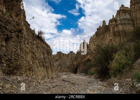 Chemin de gravier à travers les Dolomites et les montagnes dans la 'Valle de Las Animas' (Vallée des esprits) à la Paz, Bolivie Banque D'Images