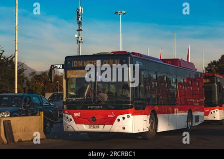Santiago, Chili - Mai 08 2023 : un transport public Transantiago, ou Red Metropolitana de Movilidad, bus à Peñalolén Banque D'Images