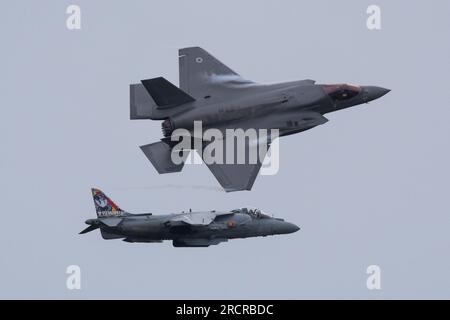 RAF Fairford, Gloucestershire, Royaume-Uni. 16 juillet 2023. Le Royal International Air Tattoo est l’un des plus grands spectacles aériens au monde, mais il a beaucoup souffert des conditions météorologiques extrêmes de vendredi et samedi dans les Cotswolds. Le dimanche de l'événement s'est bien mieux porté avec les chasseurs à réaction militaires, les équipes d'affichage et les autres participants prenant le ciel. RAF Lockheed Martin F-35B Lightning II se détachant d'un McDonnell Douglas EAV-8B Harrier II de la marine espagnole Le F-35 est un remplaçant moderne du Harrier dans certaines forces aériennes Banque D'Images