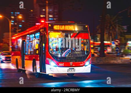 Santiago, Chili - Mai 08 2023 : un transport public Transantiago, ou Red Metropolitana de Movilidad, bus faisant la route 403 Banque D'Images
