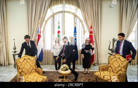 TUNIS - le Premier ministre sortant Mark Rutte, le président de la Commission européenne Ursela Von der Leyen et le Premier ministre italien Giorgia Meloni lors d'une réunion avec le président tunisien Kais Saied. Au cours de la visite, un accord migratoire entre l'Union européenne et la Tunisie est discuté. ANP FREEK VAN DEN BERGH netherlands Out - belgique Out Banque D'Images