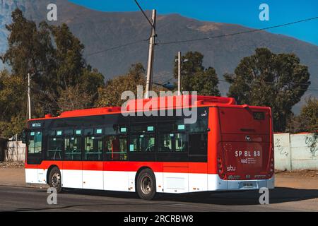 Santiago, Chili - Mai 08 2023 : un transport public Transantiago, ou Red Metropolitana de Movilidad, bus faisant la route D05 Banque D'Images