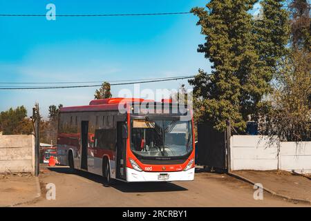 Santiago, Chili - Mai 08 2023 : un transport public Transantiago, ou Red Metropolitana de Movilidad, bus à la Florida Banque D'Images