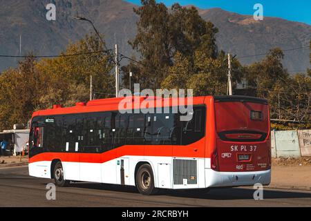 Santiago, Chili - Mai 08 2023 : un transport public Transantiago, ou Red Metropolitana de Movilidad, bus faisant la route 418 Banque D'Images