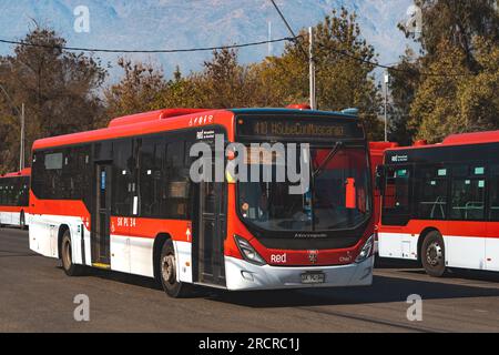 Santiago, Chili - Mai 08 2023 : un transport public Transantiago, ou Red Metropolitana de Movilidad, bus faisant la route 418 Banque D'Images