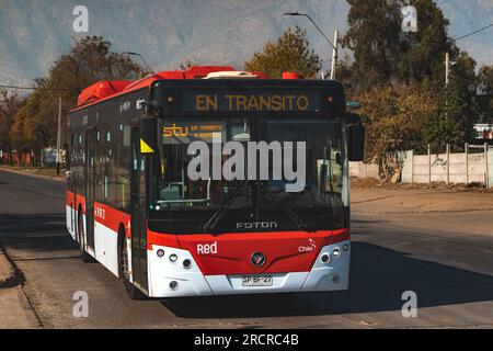 Santiago, Chili - Mai 08 2023 : un transport public Transantiago, ou Red Metropolitana de Movilidad, bus à la Florida Banque D'Images