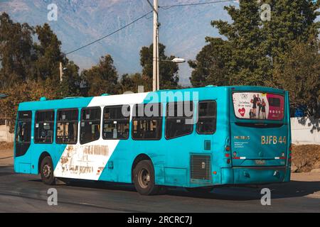 Santiago, Chili - Mai 08 2023 : un transport public Transantiago, ou Red Metropolitana de Movilidad, bus faisant la route 118 Banque D'Images
