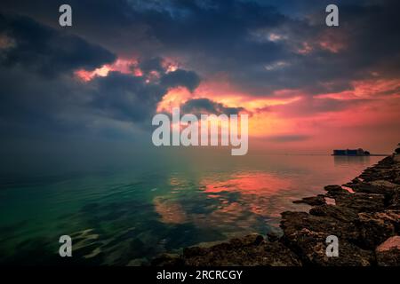 Vue spectaculaire sur les nuages au lever du soleil dans la mer d'Alkhobar, en Arabie Saoudite. Ville : Khobar, Pays : Arabie Saoudite. Banque D'Images