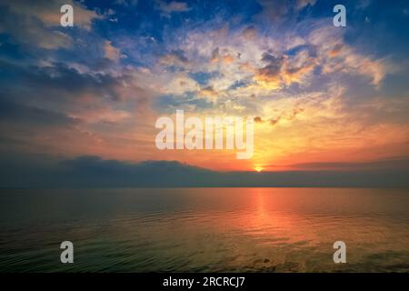 Vue spectaculaire sur les nuages au lever du soleil dans la mer d'Alkhobar, en Arabie Saoudite. Ville : Khobar, Pays : Arabie Saoudite. Banque D'Images