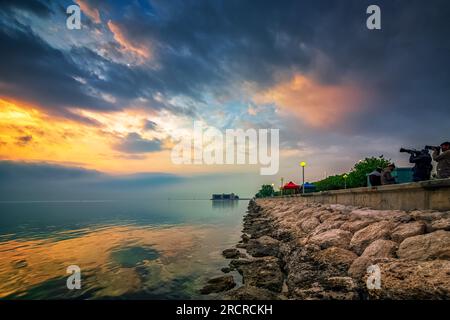 Vue spectaculaire sur les nuages au lever du soleil dans la mer d'Alkhobar, en Arabie Saoudite. Ville : Khobar, Pays : Arabie Saoudite. Banque D'Images