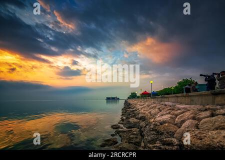 Vue spectaculaire sur les nuages au lever du soleil dans la mer d'Alkhobar, en Arabie Saoudite. Ville : Khobar, Pays : Arabie Saoudite. Banque D'Images