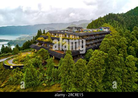 Vue aérienne paradis pittoresque de Sete Cidades aux Açores, Sao Miguel. Cratères volcaniques et lacs magnifiques avec hôtel abandonné Monte Palace Ponta de Banque D'Images