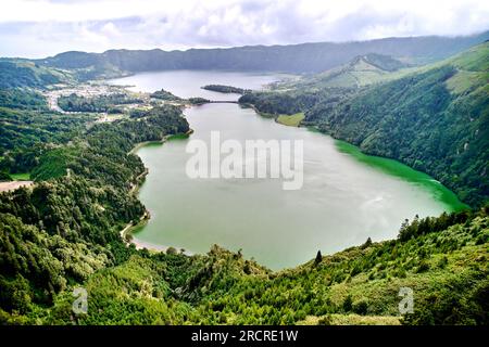 Vue aérienne paradis pittoresque de Sete Cidades aux Açores, Sao Miguel. Cratères volcaniques et lacs magnifiques. Ponta Delgada, Portugal. Merveilles naturelles, Banque D'Images