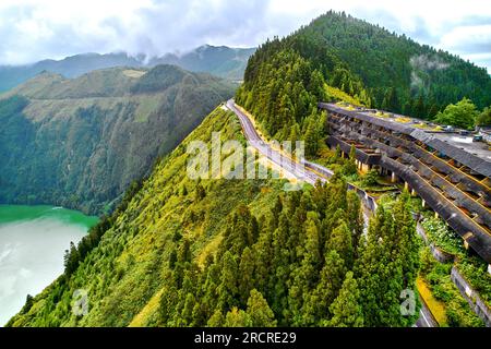 Vue aérienne paradis pittoresque de Sete Cidades aux Açores, Sao Miguel. Cratères volcaniques et lacs magnifiques avec hôtel abandonné Monte Palace Ponta de Banque D'Images