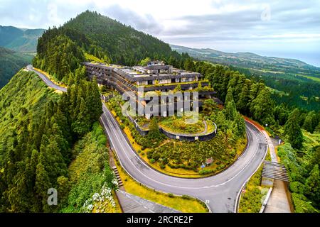 Vue aérienne paradis pittoresque de Sete Cidades aux Açores, Sao Miguel. Cratères volcaniques et lacs magnifiques avec hôtel abandonné Monte Palace Ponta de Banque D'Images