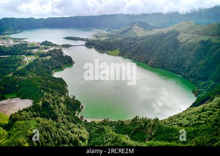 Vue aérienne paradis pittoresque de Sete Cidades aux Açores, Sao Miguel. Cratères volcaniques et lacs magnifiques. Ponta Delgada, Portugal. Merveilles naturelles, Banque D'Images