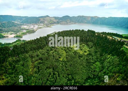 Vue aérienne paradis pittoresque de Sete Cidades aux Açores, Sao Miguel. Cratères volcaniques et lacs magnifiques. Ponta Delgada, Portugal. Merveilles naturelles, Banque D'Images