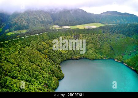 Vue aérienne paradis pittoresque de Sete Cidades aux Açores, Sao Miguel. Cratères volcaniques et lacs magnifiques. Ponta Delgada, Portugal. Merveilles naturelles, Banque D'Images