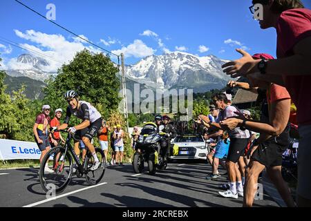 Saint Gervais Mont blanc, France. 16 juillet 2023. L'illustration montre l'étape 15 de la course cycliste du Tour de France, des Gets les portes du Soleil à Saint-Gervais Mont-blanc (179 km), France, dimanche 16 juillet 2023. Le Tour de France de cette année aura lieu du 01 au 23 juillet 2023. BELGA PHOTO JASPER JACOBS crédit : Belga News Agency/Alamy Live News Banque D'Images