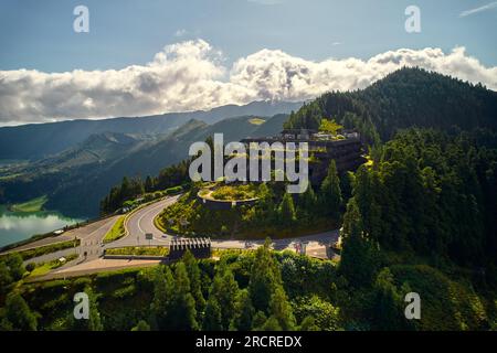 Vue aérienne paradis pittoresque de Sete Cidades aux Açores, Sao Miguel. Cratères volcaniques et lacs magnifiques avec hôtel abandonné Monte Palace Ponta de Banque D'Images