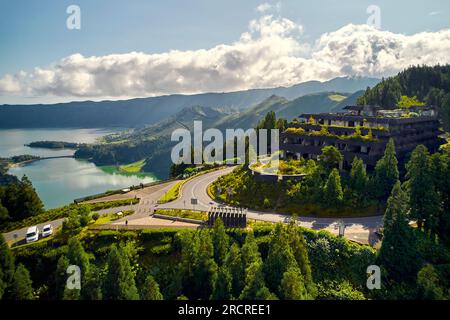 Vue aérienne paradis pittoresque de Sete Cidades aux Açores, Sao Miguel. Cratères volcaniques et lacs magnifiques avec hôtel abandonné Monte Palace Ponta de Banque D'Images