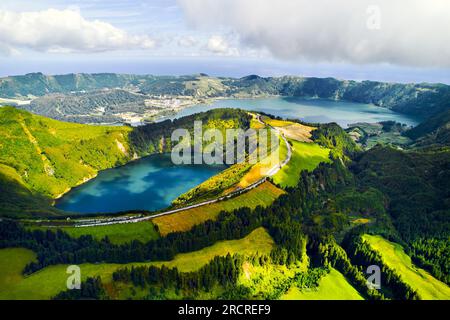 Plan aérien, point de vue drone, Boca do Inferno. Lacs pittoresques dans les cratères des volcans. San Miguel, île de Ponta Delgada, Açores, Portugal. Oiseau EY Banque D'Images