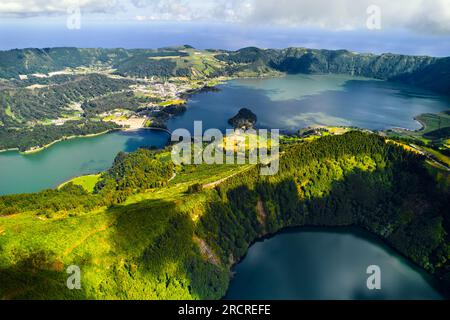 Plan aérien, point de vue drone, Boca do Inferno. Lacs pittoresques dans les cratères des volcans. San Miguel, île de Ponta Delgada, Açores, Portugal. Oiseau EY Banque D'Images