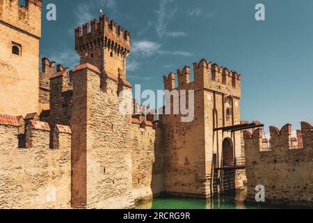 Vue du château Scaliger à Sirmione sur le lac de Garde en Italie. Banque D'Images