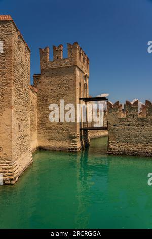 Vue du château Scaliger à Sirmione sur le lac de Garde en Italie. Banque D'Images