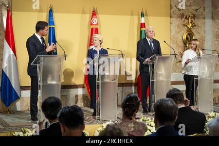 TUNIS - le Premier ministre sortant Mark Rutte, le président de la Commission européenne Ursela Von der Leyen et le Premier ministre italien Giorgia Meloni lors d'une réunion avec le président tunisien Kais Saied. Au cours de la visite, un accord migratoire entre l'Union européenne et la Tunisie est discuté. ANP FREEK VAN DEN BERGH netherlands Out - belgique Out Banque D'Images