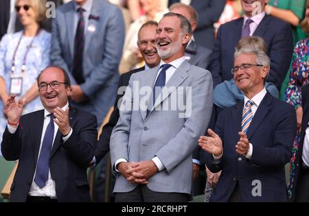 Le roi Felipe VI d'Espagne réagit après avoir vu Carlos Alcaraz gagner contre Novak Djokovic à la suite de la finale des Gentlemen's Singles le 14e jour des Championnats de Wimbledon 2023 au All England Lawn tennis and Croquet Club à Wimbledon. Date de la photo : dimanche 16 juillet 2023. Banque D'Images