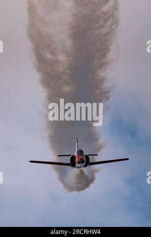 RAF Fairford, Gloucestershire, Royaume-Uni. 16 juillet 2023. Le Royal International Air Tattoo est l’un des plus grands spectacles aériens au monde, mais il a beaucoup souffert des conditions météorologiques extrêmes de vendredi et samedi dans les Cotswolds. Le dimanche de l'événement s'est bien mieux porté avec les chasseurs à réaction militaires, les équipes d'affichage et les autres participants prenant le ciel. Un Aviojet CASA C-101 de l'équipe d'affichage Patrulla Aguila de l'armée de l'air espagnole Banque D'Images