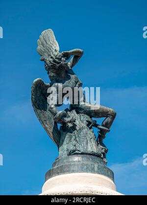 Intrigue sculpturale : Statue du diable dans le parc du Retiro à Madrid, une œuvre énigmatique qui évoque la curiosité et le mystère Banque D'Images