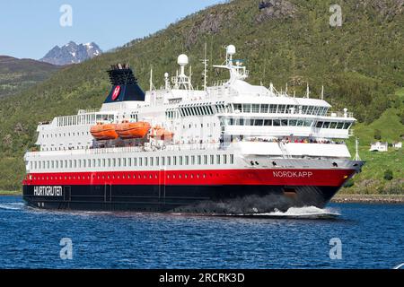 Hurtigruten navire MS Nordkapp par une journée ensoleillée dans le Raftsund près du Trollfjord entre Vesterålen et Lofoten. Détroit de Raftsundet, Nordland, Norvège Banque D'Images