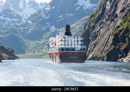 Hurtigruten navire MS Nordkapp par une journée ensoleillée dans le Trollfjord. Trollfjorden, détroit de Raftsundet, Nordland, Nord de la Norvège, Europe Banque D'Images