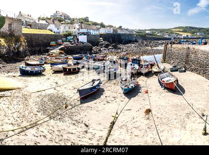 COVERACK, CORNWALL, ROYAUME-UNI - 7 JUILLET 2023. Vue sur le paysage des bateaux de pêche traditionnels de Cornouailles amarrés dans le port de marée du village de pêcheurs pittoresque Banque D'Images