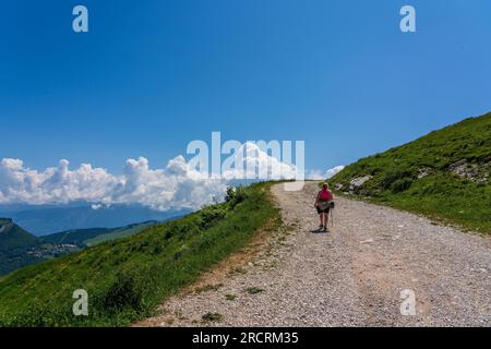 Sentier de randonnée sur Monte Baldo sur le lac de Garde en Italie. Banque D'Images